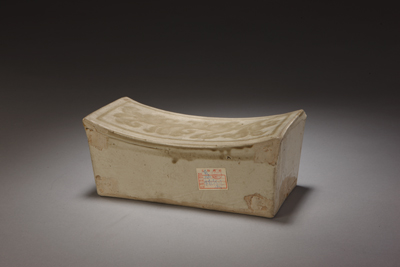 图片[1]-Ding Kiln White Glaze Steamed rolls Grass Pattern Silver Ingot Pillow-China Archive